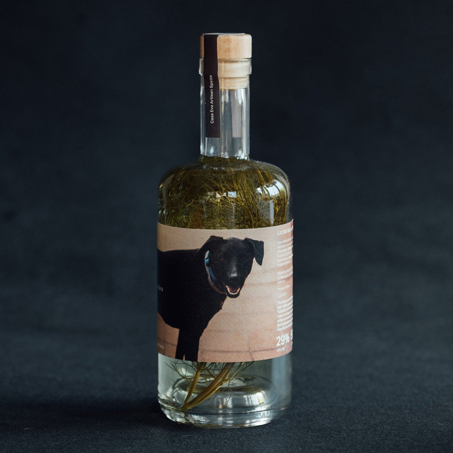 Pepo el perro de la destileria en una etiqueta de licor de la terra