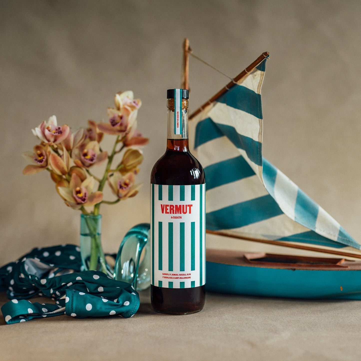 vermut elaborado con botanicos de mallorca, algarroba, naranja, oliva, tomillo, romero y pino