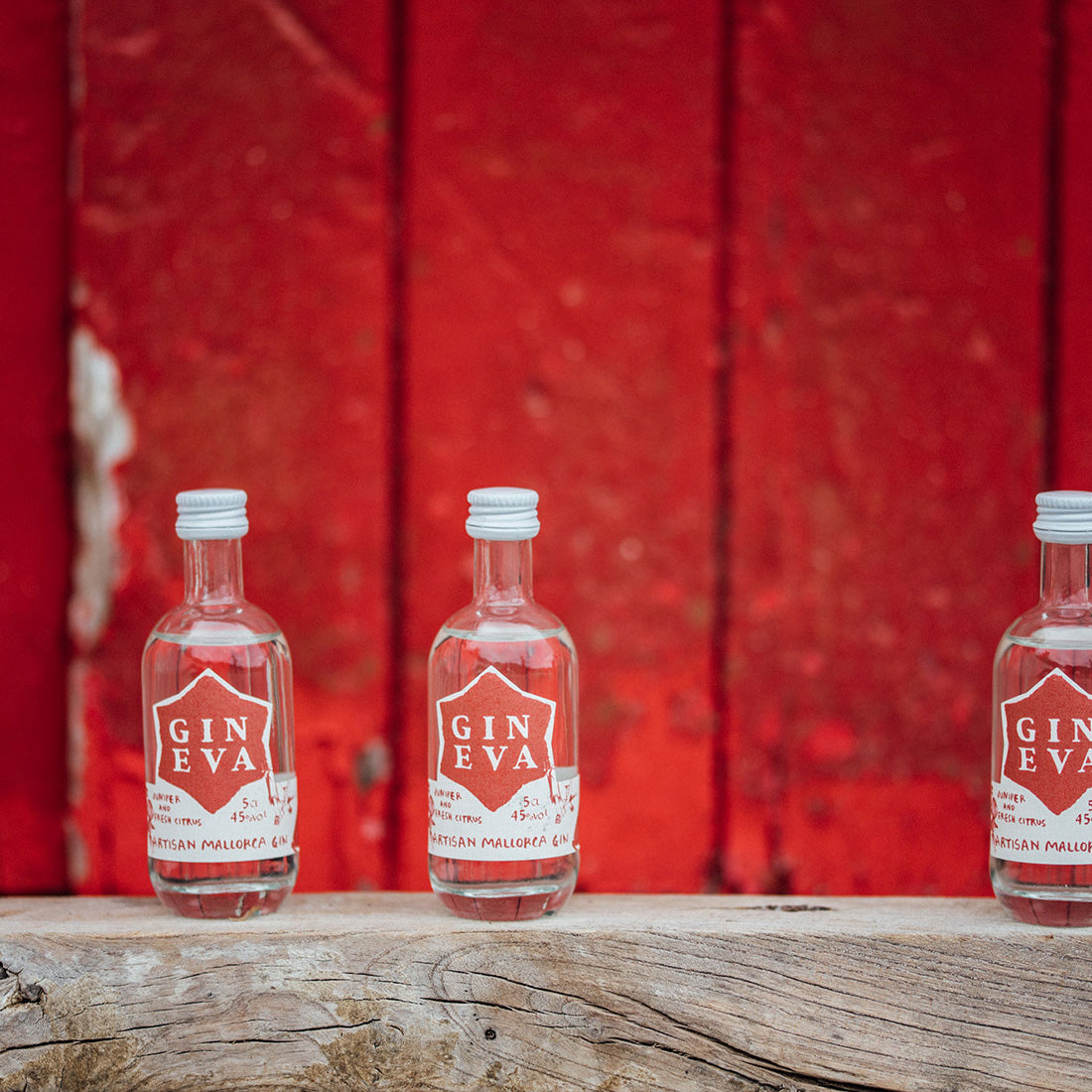 mini botellas de GIN EVA en un fondo rojo