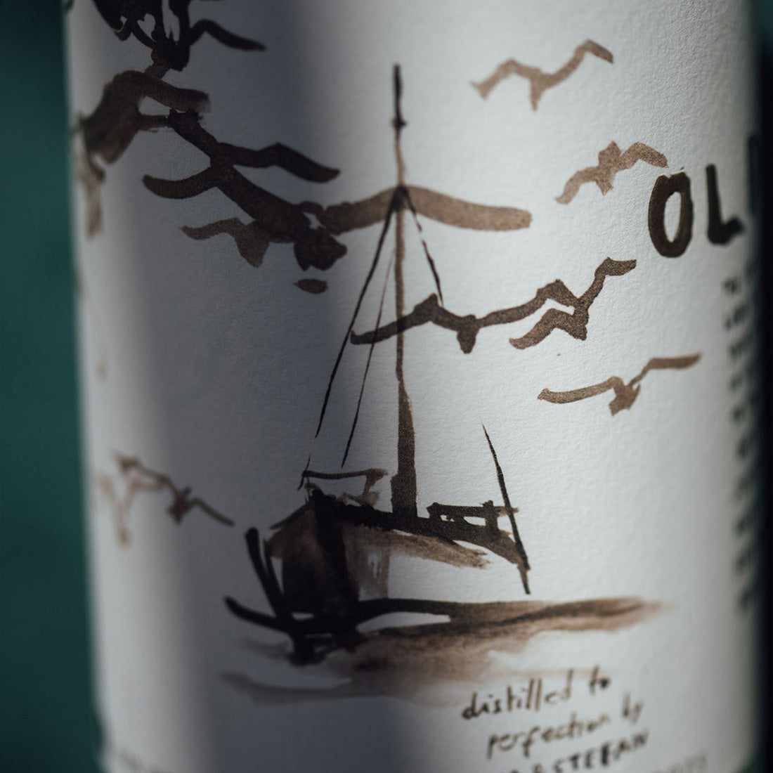 barco en una etiqueta de GIN EVA
