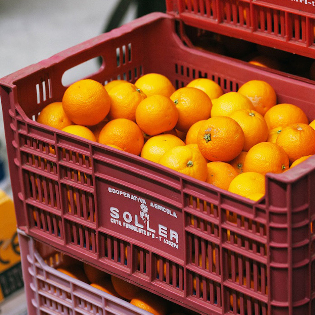 una caja con naranjas de la variedad canoneta